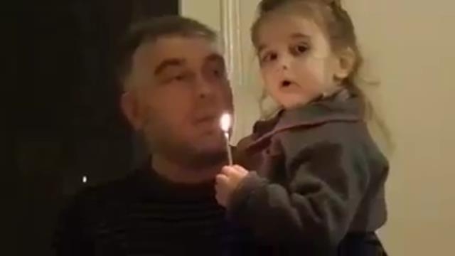 2 წლის გოგონას გალობამ ქართული ინტერნეტი "ააფეთქა" - ვიდეოს ათასობით ნახვა და გაზიარება აქვს