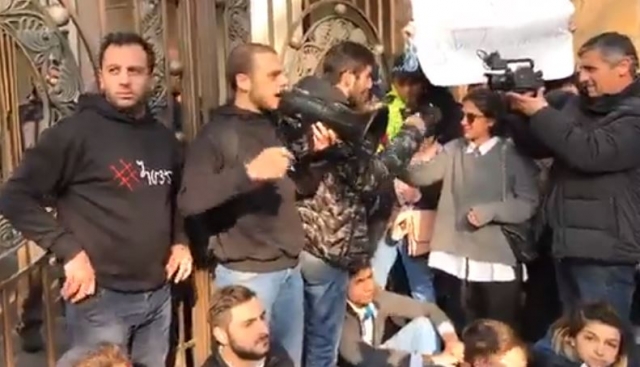 უწყვეტი პირდაპირი ეთერი: ვითარება პარლამენტთან მას შემდეგ, რაც დეპუტატებმა პროპორციულ სისტემაზე გადასვლასთან დაკავშირებული საკონსტიტუციო ცვლილებები ჩააგდეს უწყვეტი პირდაპირი ეთერი: ვითარება პარლამენტთან მას შემდეგ, რაც დეპუტატებმა პროპორციულ სისტემაზე გადა...