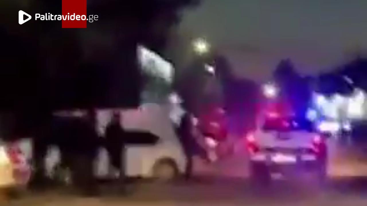 "თქვე ქათმებო" - მონაზონზე ძალადობაში ბრალდებულები სასამართლოსთან შეკრებილებმა შეძახილებით გააცილეს