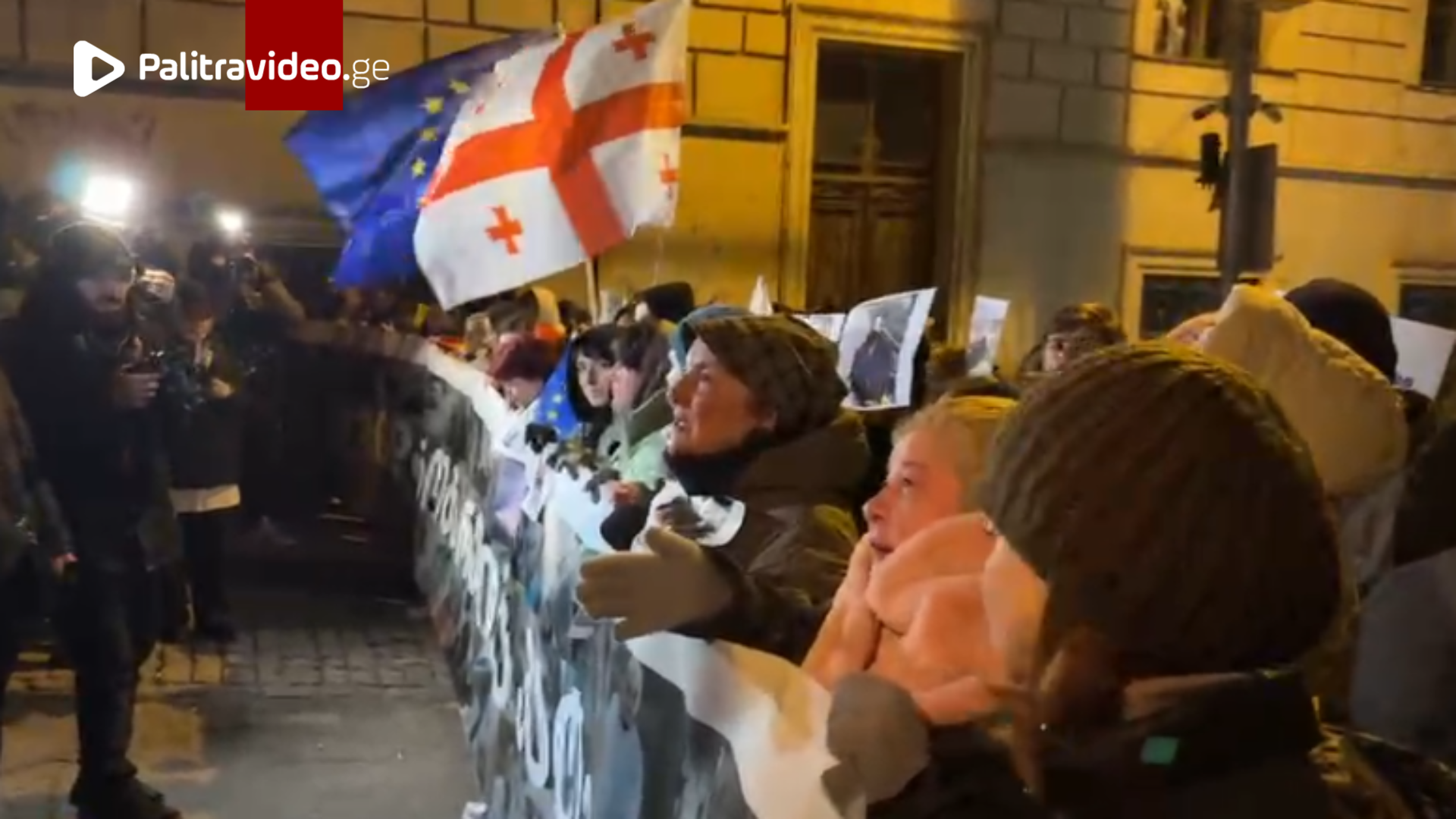 რა ხდება ამ წუთებში პარლამენტთან? - კადრები ადგილიდან