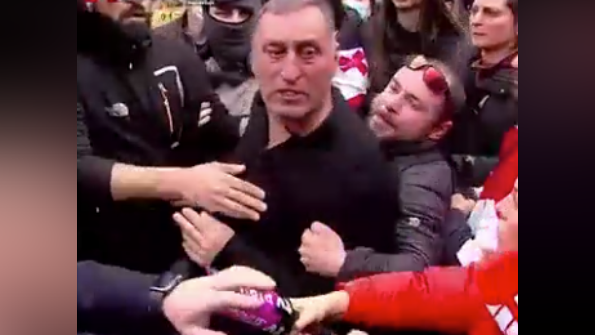 "ვის დაარტყი?!" - დაპირისპირების კადრები რუსთაველის გამზირიდან, სადაც კოტე ზარნაძე მივიდა