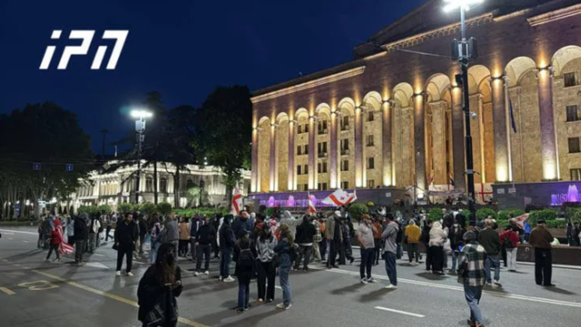 პარლამენტთან საპროტესტო აქცია მიმდინარეობს