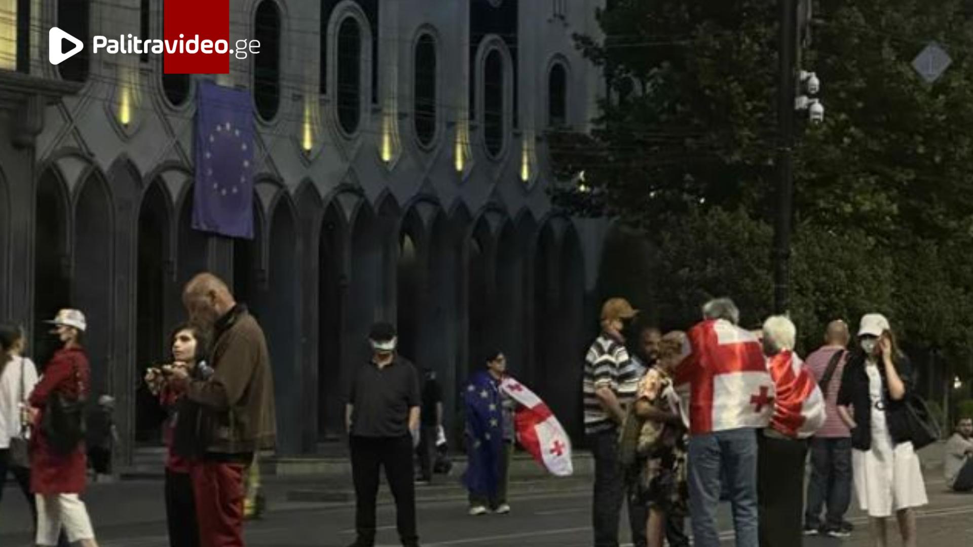 პარლამენტთან საპროტესტო აქცია მიმდინარეობს
