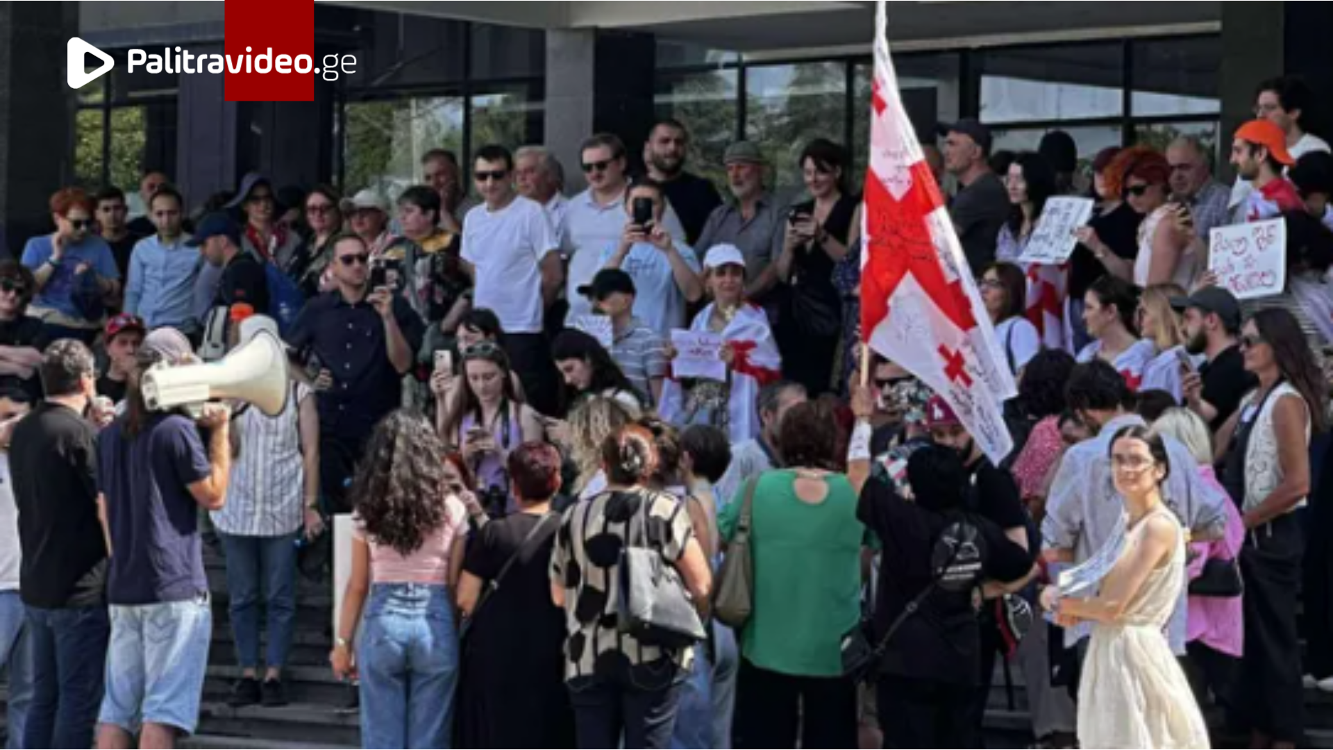 რა ხდება ამ წუთებში თელავის თეატრთან? - "გვჯერა, რომ მათეს სხივი გაარღვევს ამ წყვდიადს"
