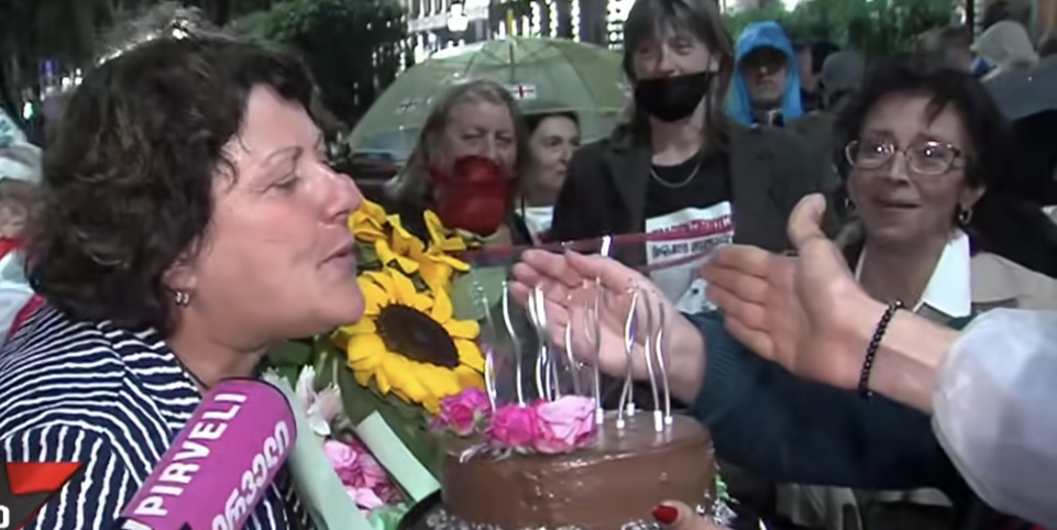 "უფალო ამისრულე პოლიტპატიმრების განთავისუფლება" - გიორგი მინდაძის დედას, ნანი წულაიას დაბადების დღე ...