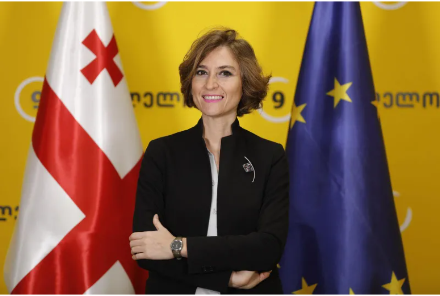 „ლელო - ძლიერი საქართველოს“ პოლიტსაბჭოს და პარტიულ თანამდებობას, პარტიის კიდევ ერთი წევრი, დეა მეტრე...
