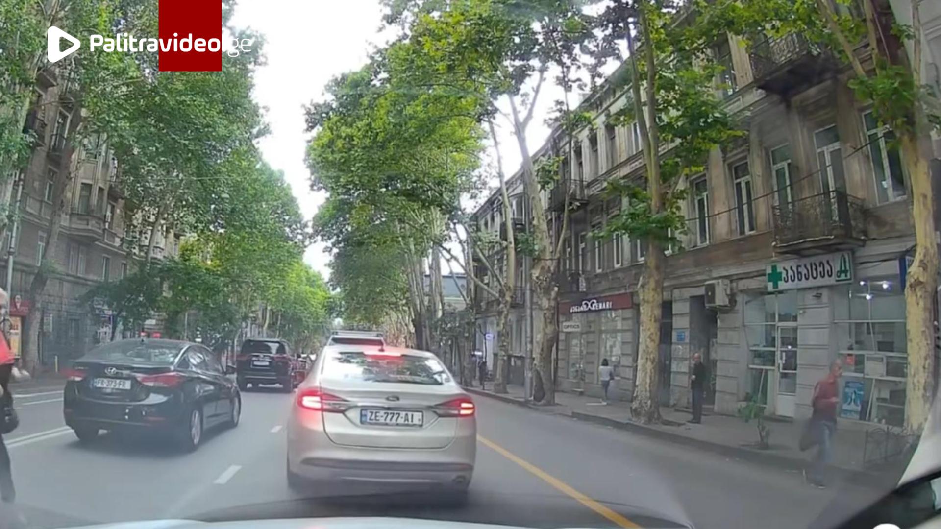 "ღუპავდნენ მძღოლს" - რა კადრები დააფიქსირა ავტომობილის ვიდეოჩამწერმა?