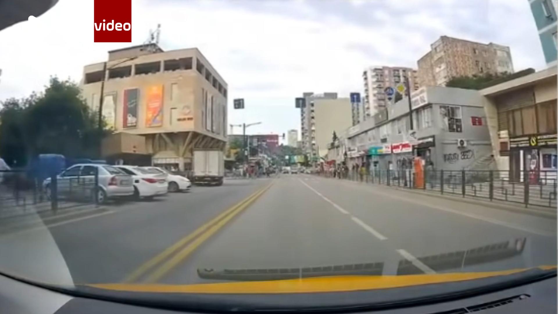 ვრცელდება ვიდეო მეტრო "ახმეტელის თეატრის" მიმდებარე ტერიტორიიდან - "ხომ არის ახლა ეს ღირსი, ისეთი ჯა...