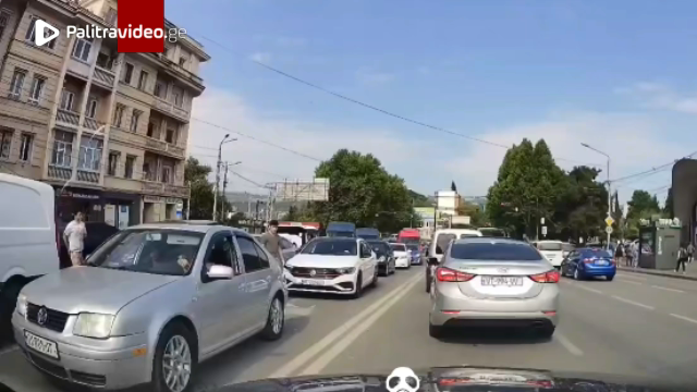 კადრებს, რომლებიც ავტომობილის კამერამ ისნის მეტროს მიმდებარედ დააფიქსირა, მწვავე კრიტიკა მოჰყვა