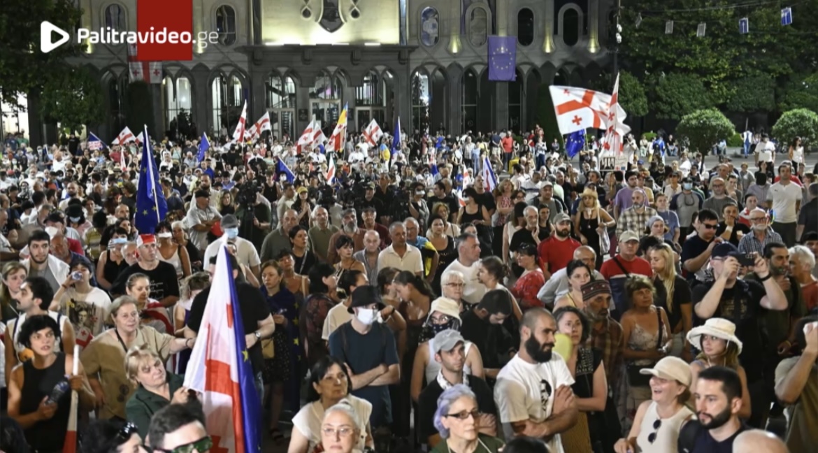 საპროტესტო მსვლელობა - „არა რუსულ არჩევნებს“, პარლამენტთან მივიდა - რუსთაველის გამზირი გადაკეტილია